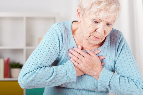 Elderly woman having heart attack — Stock Photo, Image