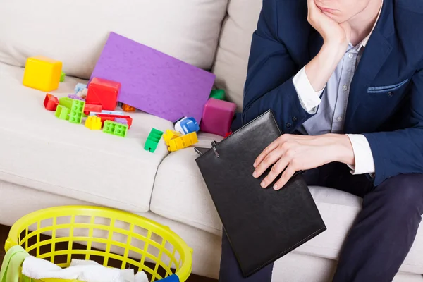 Mann im Anzug sitzt auf Sofa — Stockfoto