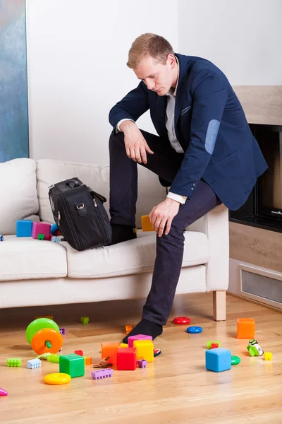 Glum homem sentado no sofá — Fotografia de Stock