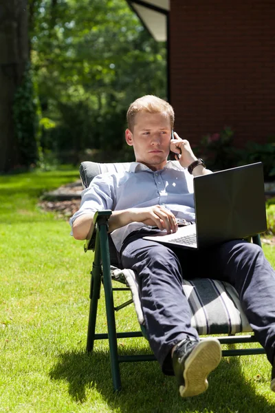 Elegant man sitter på solstol — Stockfoto
