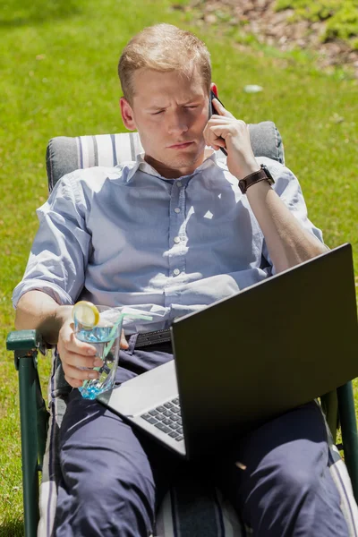 Elegante man liggend op zonnebank — Stockfoto