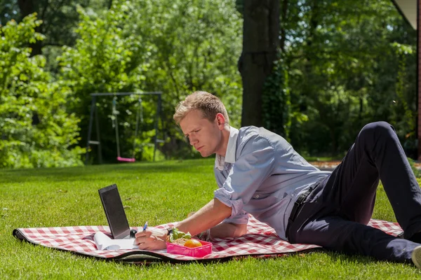 Man ljuger på filt — Stockfoto