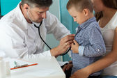 Kinderarzt untersucht Lungen von Jungen 