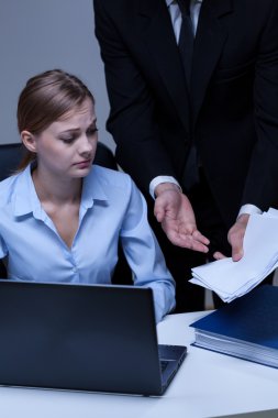 korkmuş kadın işçi