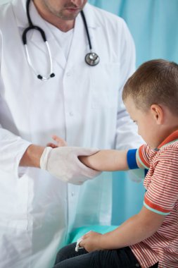 Pediatrist iğne yapmak