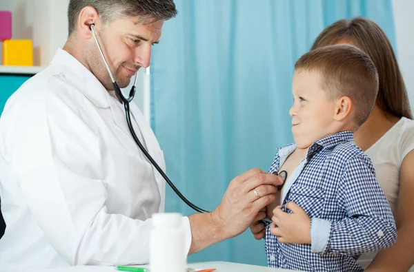 Pediatrist examinate patient with stethoscope — Stock Photo, Image