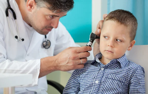 Pediatra za pomocą otoskop — Zdjęcie stockowe