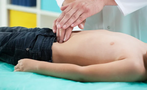 Pediatra diagnozowanie bolesny brzuch — Zdjęcie stockowe