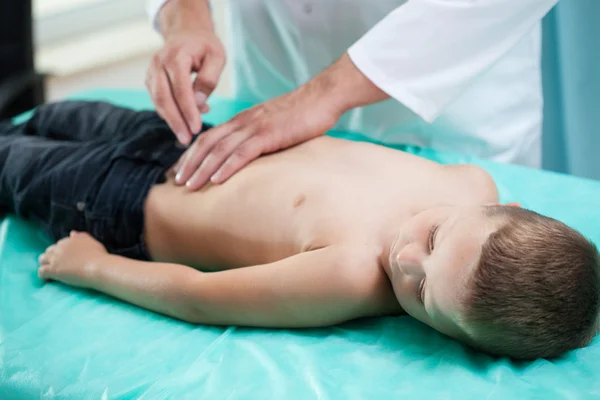 Boy at the doctor — Stock Photo, Image