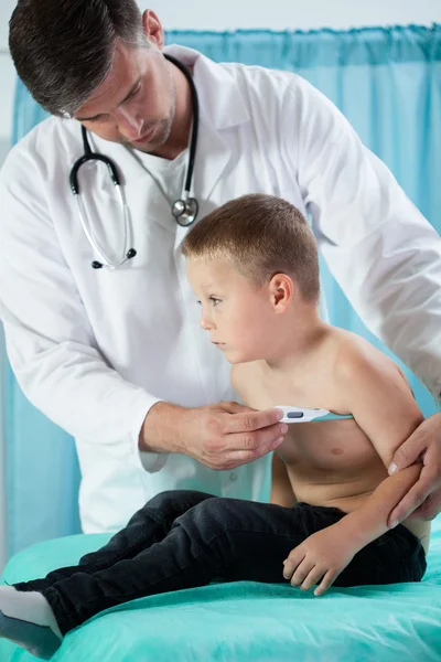 Chłopiec z gorączką — Zdjęcie stockowe
