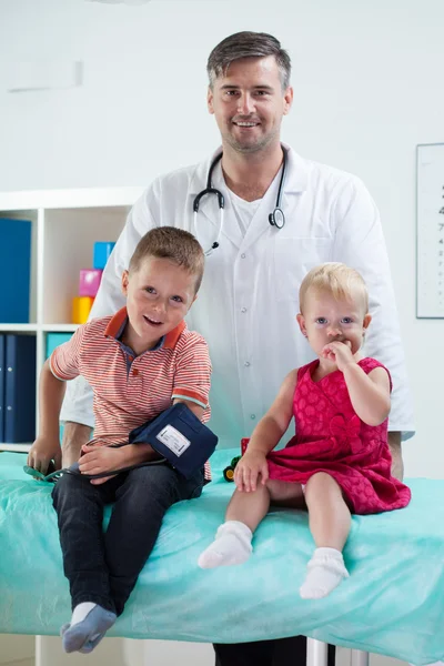 Pediatrician with his patients — Stock Photo, Image