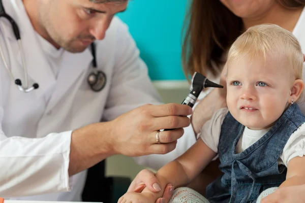 Çocuk doktoru kız kulakları kontrol — Stok fotoğraf