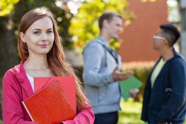 Kızıl saçlı kız.