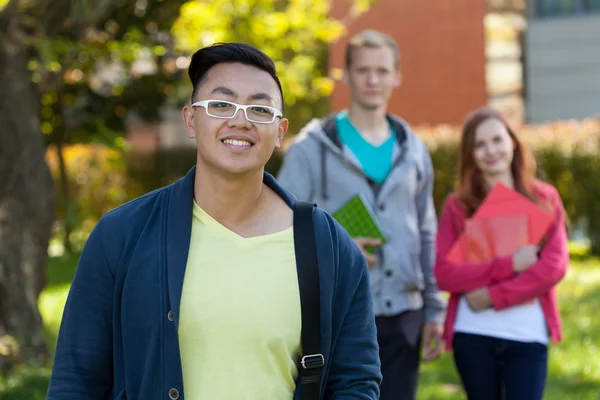 Aziatisch jongen en zijn vrienden van de Universiteit — Stockfoto