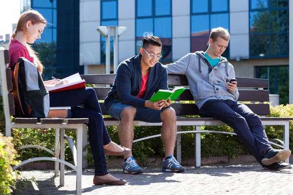 Dorywczo grupa studentów — Zdjęcie stockowe