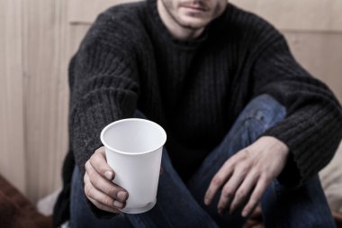 Genç evsiz adam yardım isterse