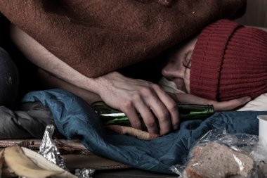 Uyuyan sarhoş evsiz adam 