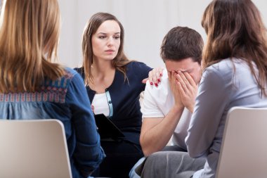 Grup toplantısında psikoterapist Oda