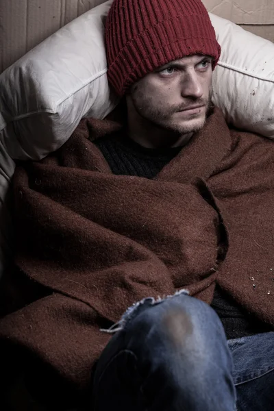 Pria tunawisma menutupi dirinya dengan selimut — Stok Foto