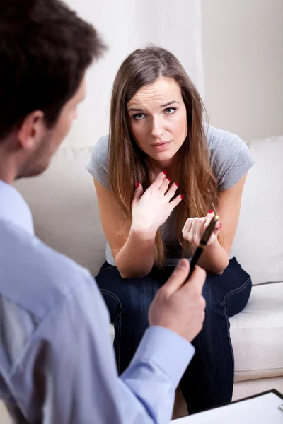 Женщина разговаривает с мужчиной-терапевтом — стоковое фото