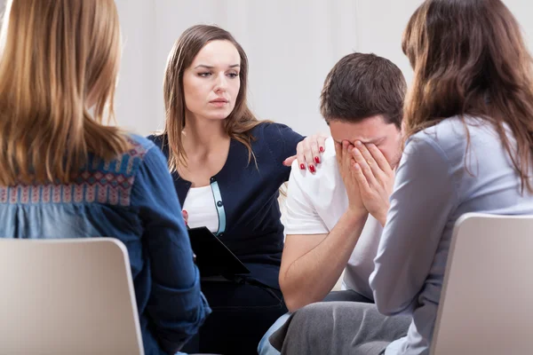 Réunion de groupe dans la chambre du psychothérapeute — Photo