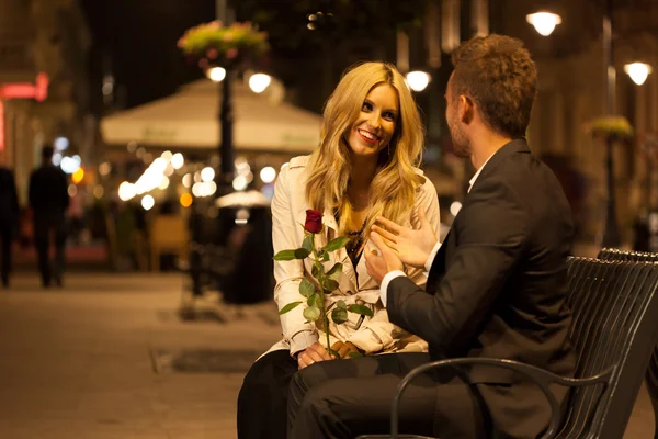 Appuntamento romantico su una panchina — Foto Stock