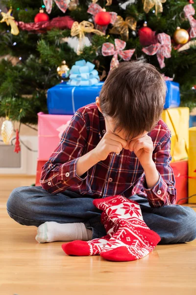 Junge unzufrieden mit Weihnachtsgeschenk — Stockfoto