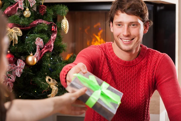 Χαμογελαστός άνθρωπος δίνοντας χριστουγεννιάτικο δώρο — Φωτογραφία Αρχείου