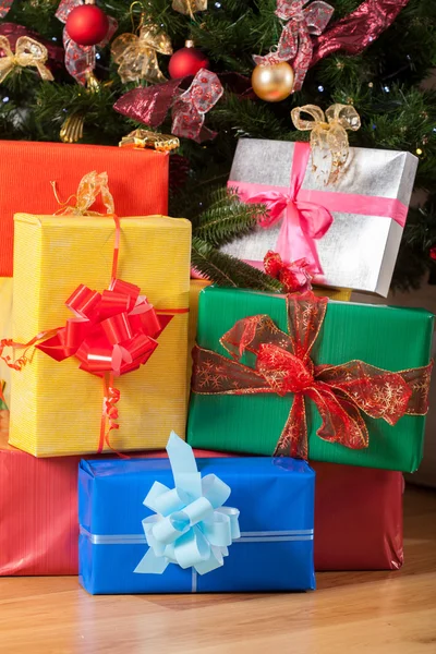 Presents underneath the tree — Stock Photo, Image