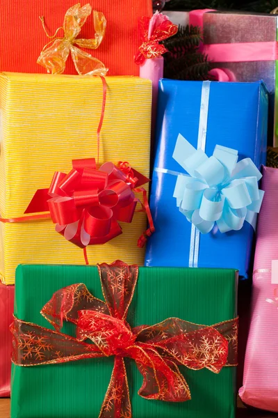 Cadeaux de Noël colorés enveloppés — Photo