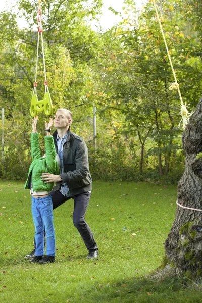 Far och son i trädgården — Stockfoto