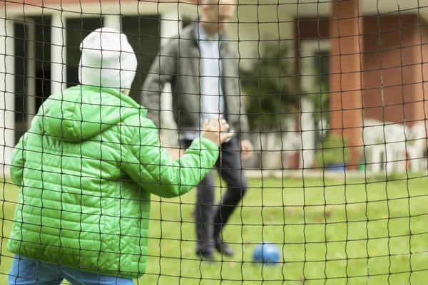 Far och son spelar fotboll tillsammans — Stockfoto