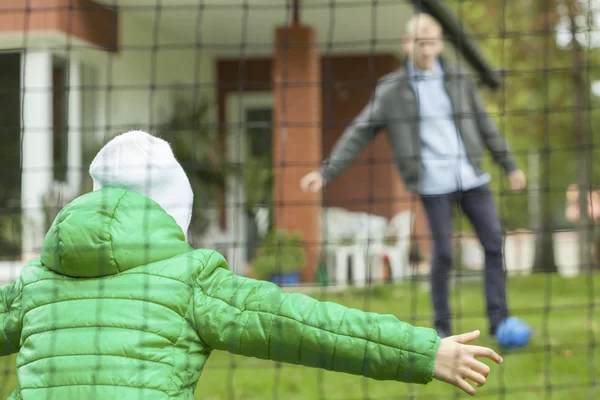 Babası ile futbol oynarken — Stok fotoğraf