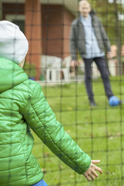 Pai jogando futebol com filho — Fotografia de Stock