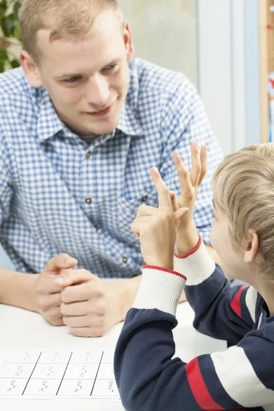 Göra läxor med far — Stockfoto