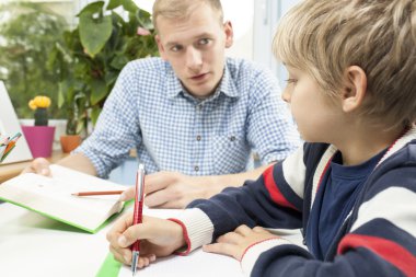 küçük öğrenci ödev