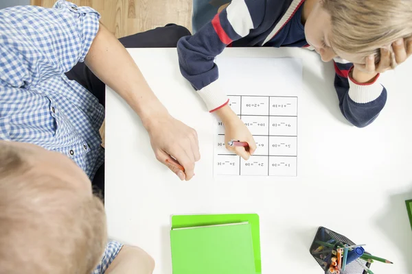 Huiswerk maken met vader — Stockfoto