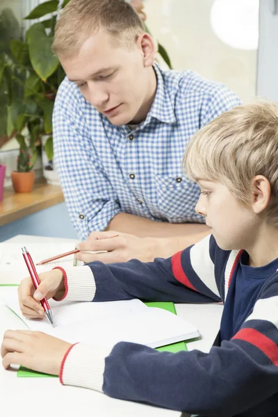 Liten pojke gör läxor — Stockfoto