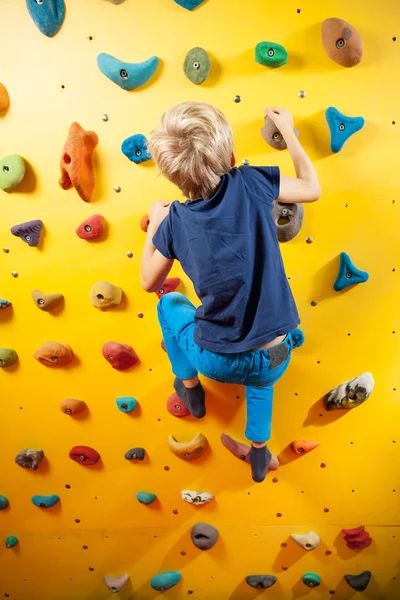 Kleine jongen op de klimmuur — Stockfoto