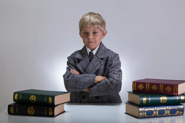 Kleiner Junge verkleidet als Lehrer — Stockfoto