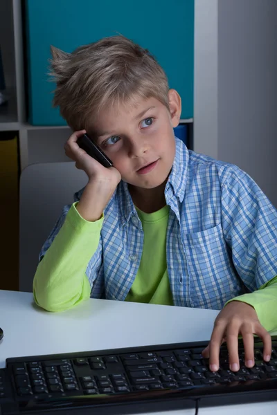 Školák mluví po telefonu — Stock fotografie