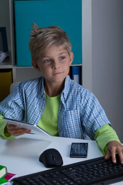 Niño usando tecnologías modernas — Foto de Stock