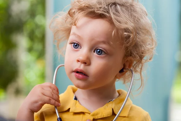 Dziecko stetoskopem — Zdjęcie stockowe