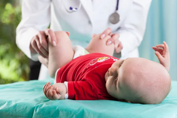 Dokter sedang memeriksa bayi pembohong — Stok Foto