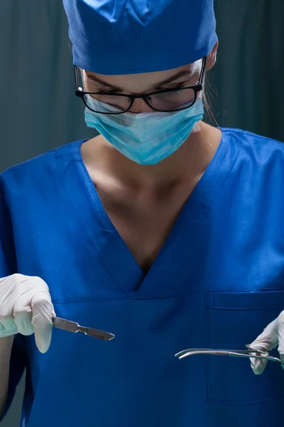 Хирург во время операции — стоковое фото