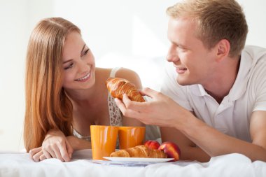 Kocası karısını besleme