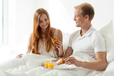 Genç çift yatakta.