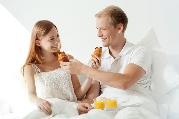 Feeding each other — Stock Photo, Image