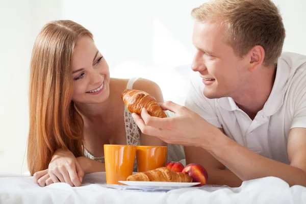 Husband feeding his wife — Stock Photo, Image
