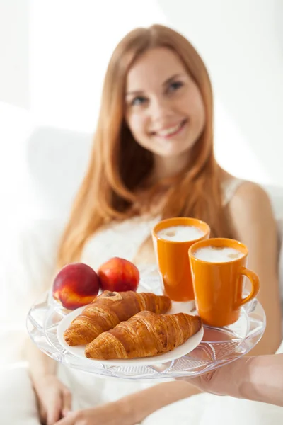 Chica joven desayunando en la cama — Foto de Stock